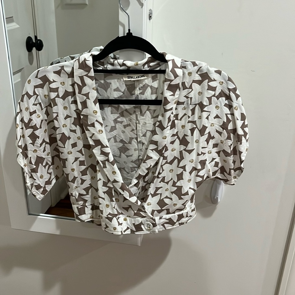 Billabong floral crop top, size small with buttons. Great summer shirt!